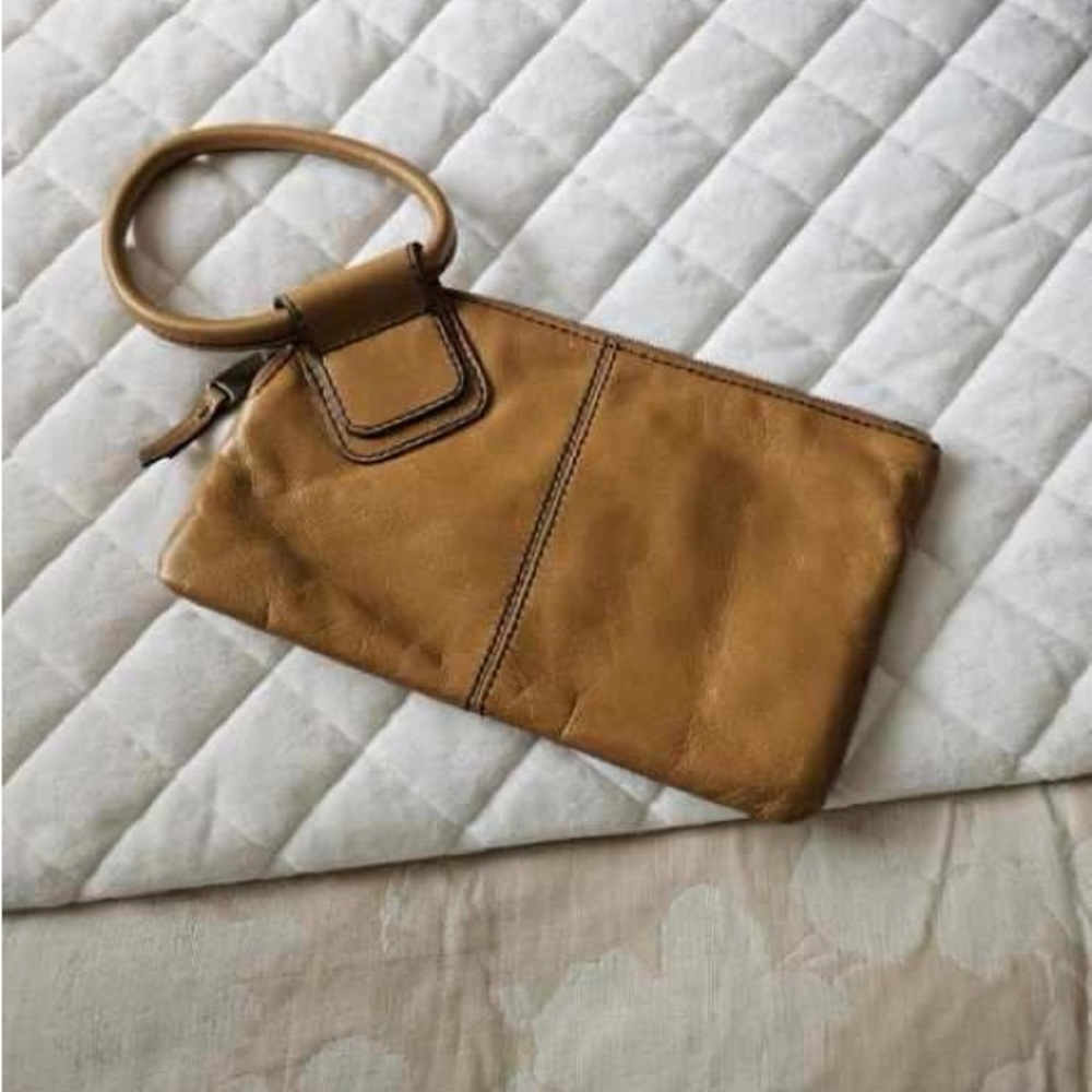 HOBO Sable Wristlet Polished Leather Natural